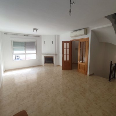 Adosado de 5 habitaciones en Pego.