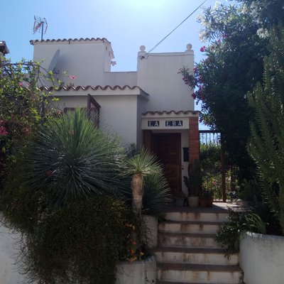 Casa de pueblo rústica con patio y piscina y vistas espectaculares a las montañas.