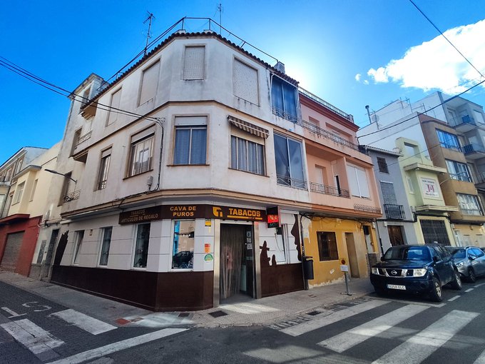 Vivienda en el centro del pueblo, esquinero,  muy luminoso,