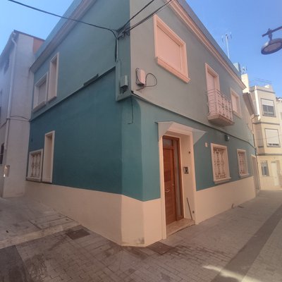 Vivienda en el centro del pueblo con parking.