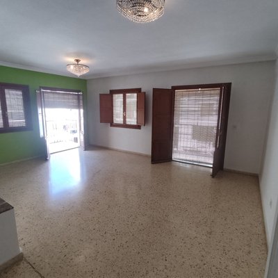 Piso de 4 habitaciones con garaje cerca del centro del pueblo.