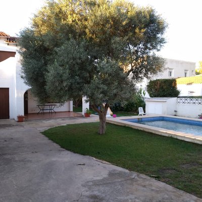 Casa en la playa con piscina.