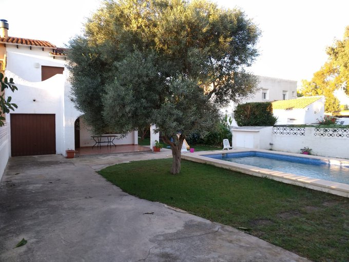 Casa en la playa con piscina.