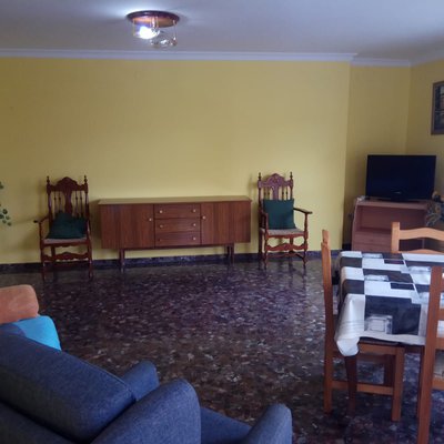 COZY FLAT IN RESIDENTIAL ZONE