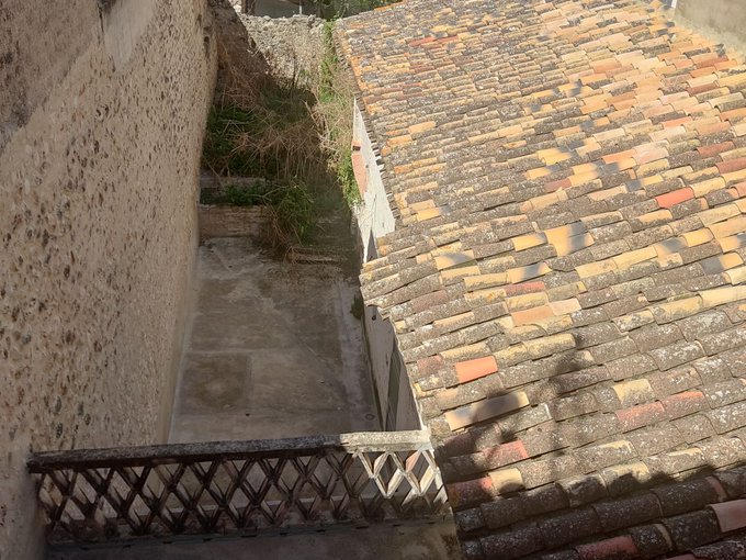 Vivienda señorial con patio en el centro del pueblo.