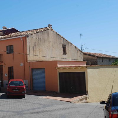 Casa de poble amb jardí.