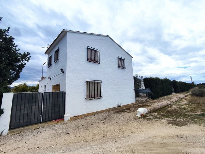 Vivienda cerca de la playa con 3223 m2 de tierra.