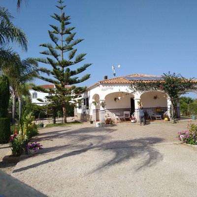 Chalet a 5 minutos de la playa, de la hípica de Oliva nova y del campo de golf.