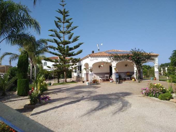 Xalet a cin minuts de la platja, de la hípica de Oliva-Nova i del Camp de Golf. 