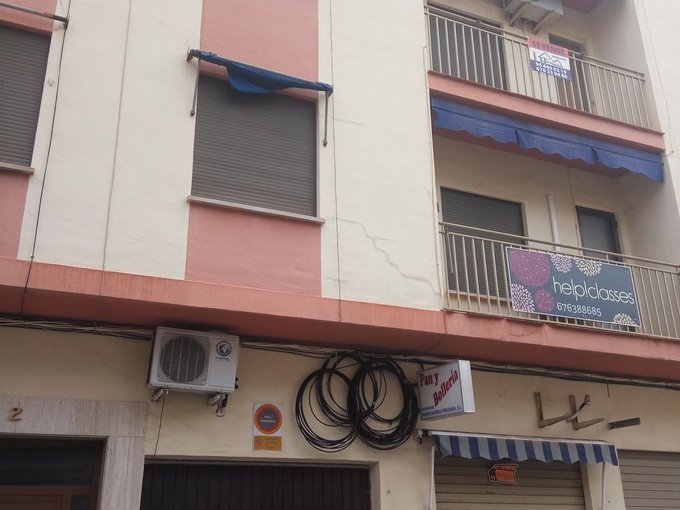 Piso económico grande, de los de antes, con cuatro habitaciones.
